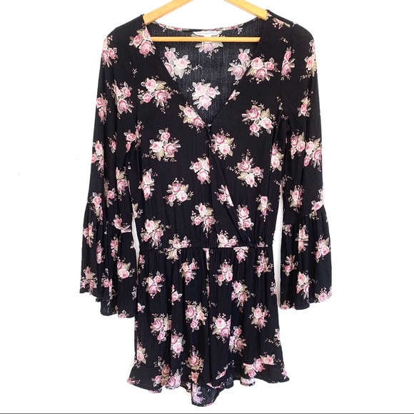 American Eagle Outfitters Pants - 🍁 American eagle small romper bell sleeve Boho